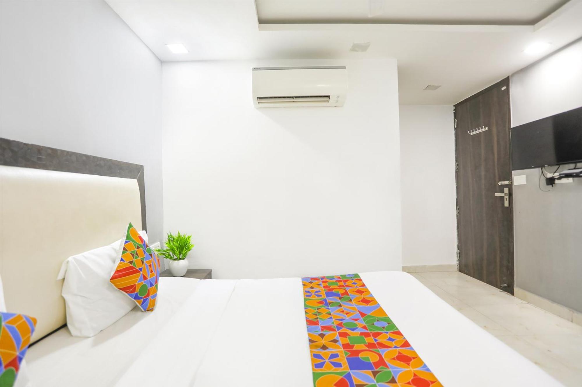 Hotel Fabexpress The Arrow à New Delhi Extérieur photo