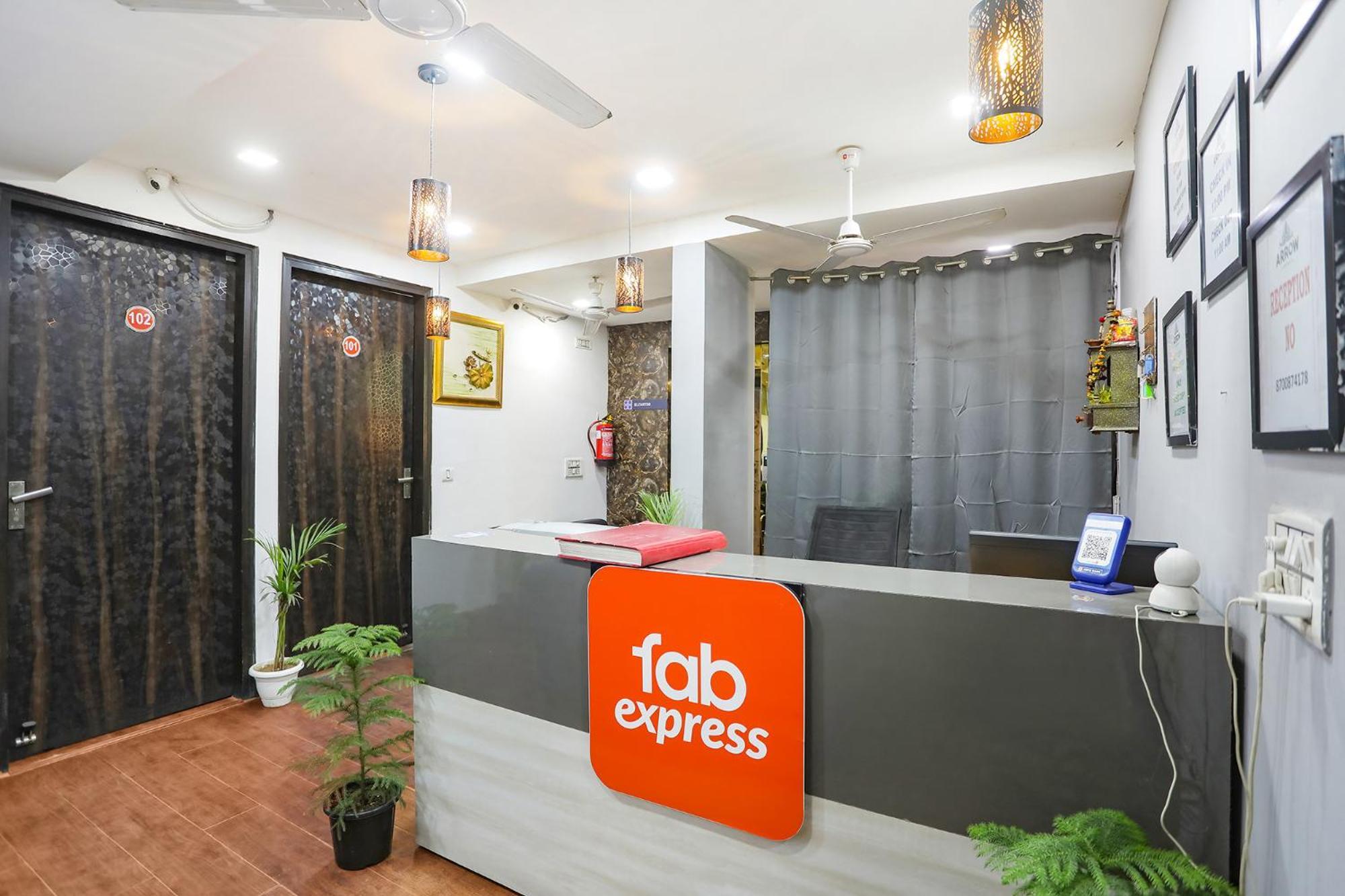 Hotel Fabexpress The Arrow à New Delhi Extérieur photo