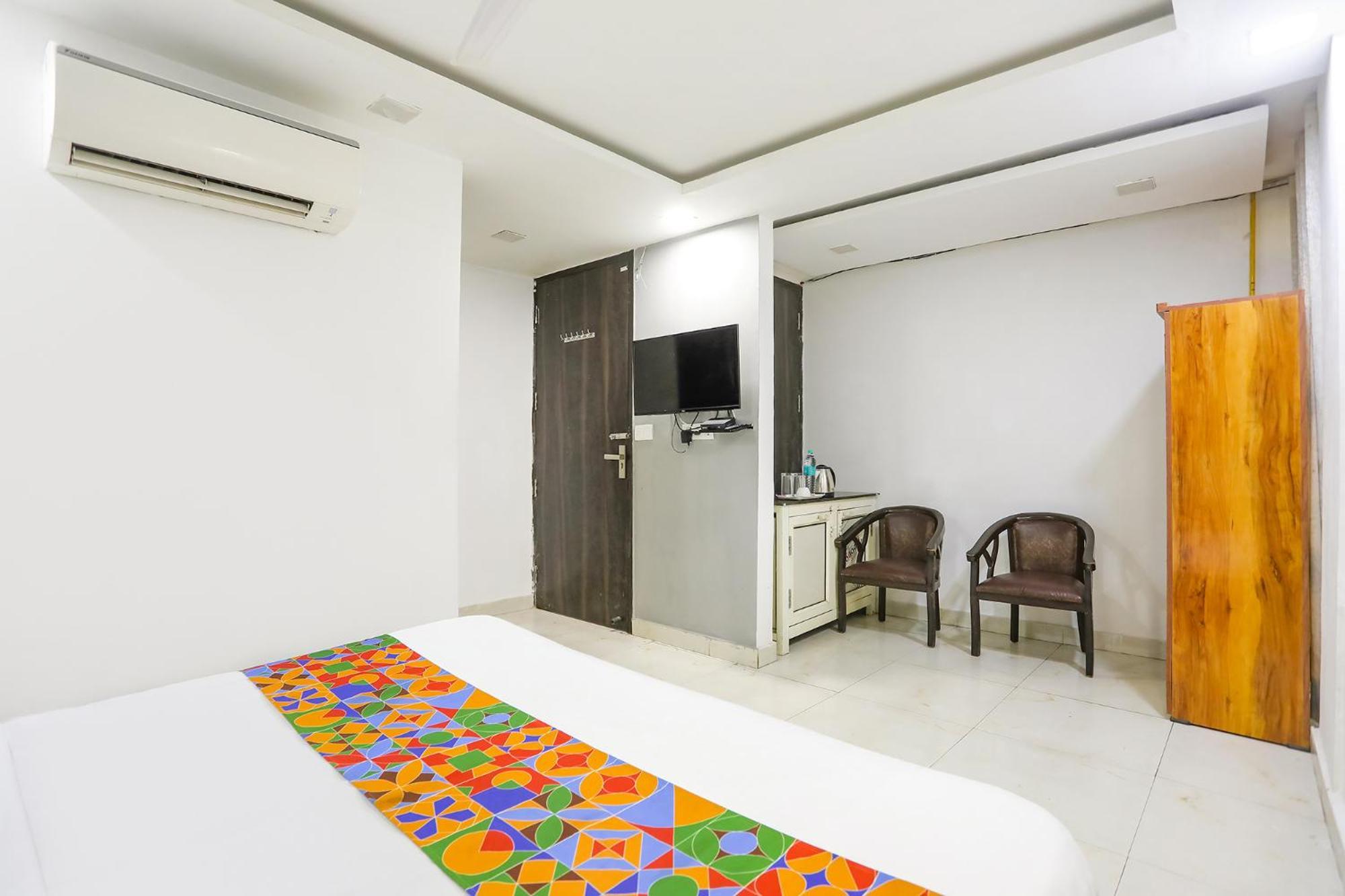 Hotel Fabexpress The Arrow à New Delhi Extérieur photo